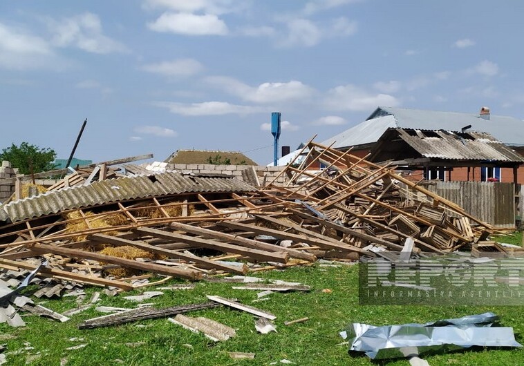 Ураган и ливни повредили 30 домов в Масаллы, отключено электричество (Фото)