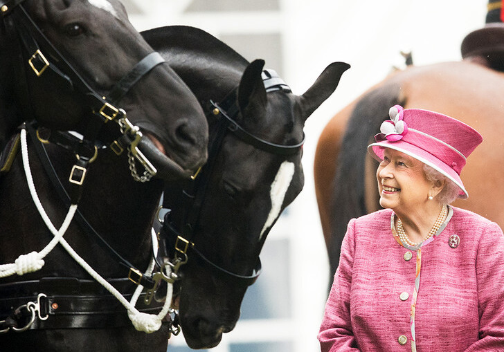 Елизавета II впервые за 70 лет пропустила королевские скачки