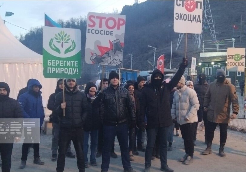 Акция протеста на дороге Ханкенди-Лачын – Проехали автомобили МККК с армянскими семьями (Фото)