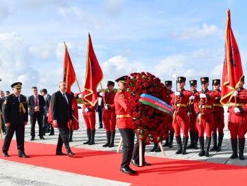 Президент Азербайджана посетил монумент «Mother Albania» в Тиране (Фото)