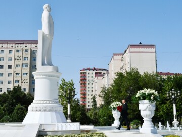 Президент Азербайджана посетил памятник Гейдару Алиеву в Сумгайыте (Фото)