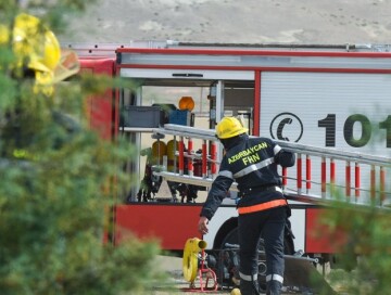 Спасатели МЧС устранили опасность, угрожавшую жителям жилого дома в Баку (Видео)